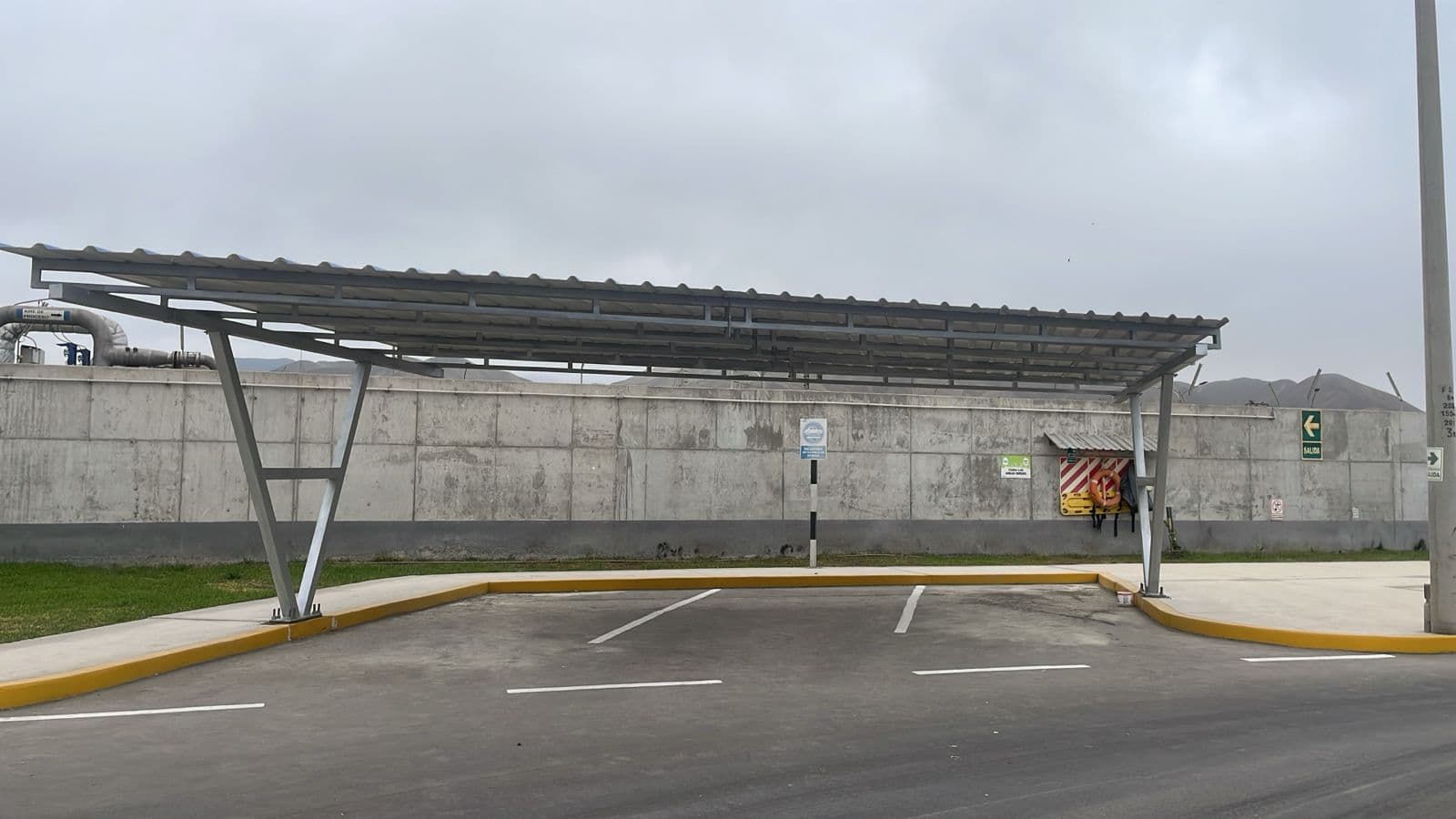 Fabricación e Instalación de Techo Metálico para Estacionamiento